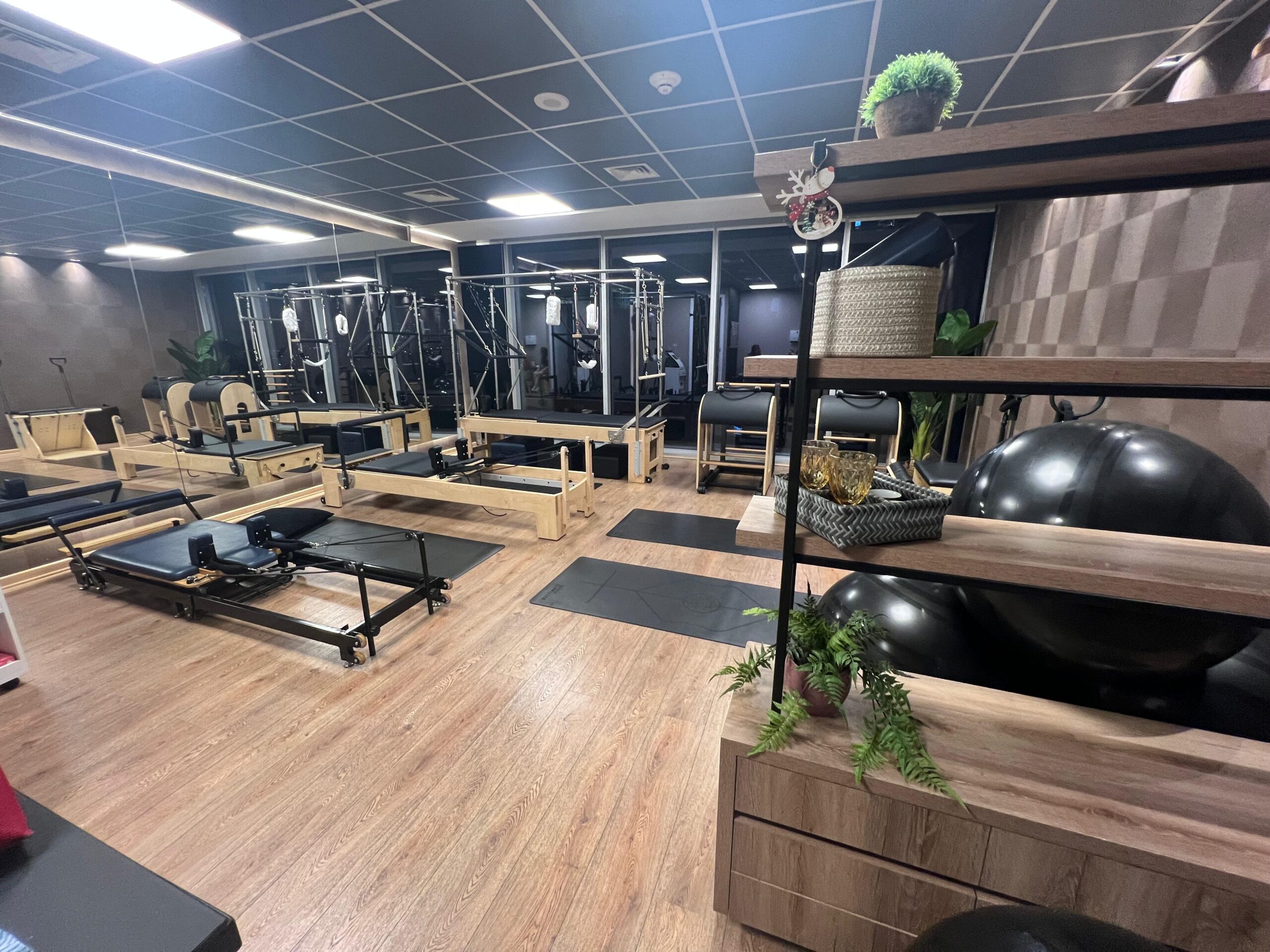 Estudio pilates en la reina con reformer cadillac stepchair ladder barrel